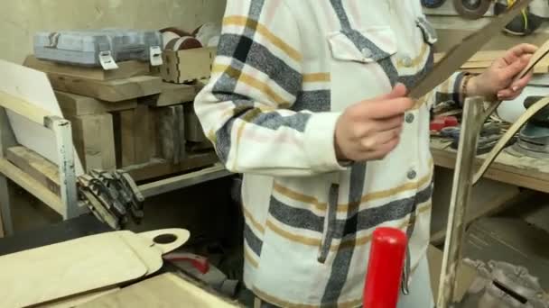 Marceneiro Feminino Carpintaria Oficina Madeira Artesã Encantadora Trabalhando Com Madeira — Vídeo de Stock
