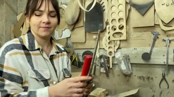 女性の参加者 木製のワークショップ 仕事道具を屋内で使って木で働く魅力的な職人さん 小さな仕事だ 手作り生産 Diyのコンセプト 背景の材料 — ストック動画