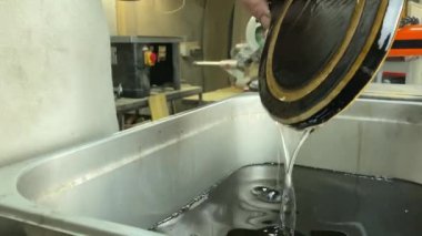 Marangozluk, ahşap atölye. Zanaatkar ahşapla çalışıyor, nesneyi içeride hamile bırakarak nihayete erdiriyor. Küçük bir iş. El yapımı üretim. Diy konsepti. Ekipman, arka plandaki malzemeler