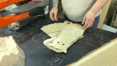 Marangozluk, ahşap atölye. Kapalı alanda iş aletleri kullanarak ahşapla çalışan tanınamaz bir zanaatkar. Küçük bir iş. El yapımı üretim. Diy konsepti. Ekipman, arka plandaki malzemeler