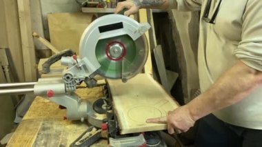 Marangozluk, ahşap atölye. Kapalı alanda iş aletleri kullanarak ahşapla çalışan tanınamaz bir zanaatkar. Küçük bir iş. El yapımı üretim. Diy konsepti. Ekipman, arka plandaki malzemeler