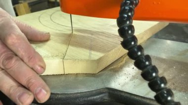 Marangozluk, ahşap atölye. Kapalı alanda iş aletleri kullanarak ahşapla çalışan tanınamaz bir zanaatkar. Küçük bir iş. El yapımı üretim. Diy konsepti. Ekipman, arka plandaki malzemeler