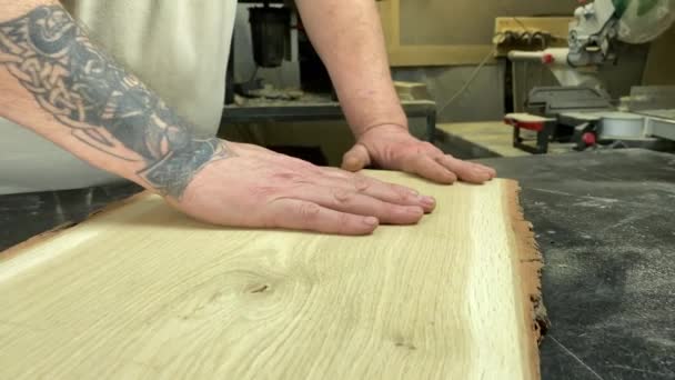 木匠作坊木匠作坊熟练的无法辨认的工匠在室内使用工具用木料工作 小企业 手工生产 Diy概念 背景材料 — 图库视频影像