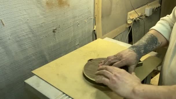 木匠作坊木匠作坊熟练的无法辨认的工匠在室内使用工具用木料工作 小企业 手工生产 Diy概念 背景材料 — 图库视频影像