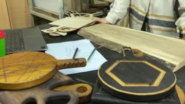 Kadın portre tasarımcısı, marangoz, ahşap atölye. Evin içinde ahşap eşyalar tasarlayan çekici bir kadın. Küçük bir iş. El yapımı üretim. Diy konsepti. Ekipman, arka plandaki malzemeler