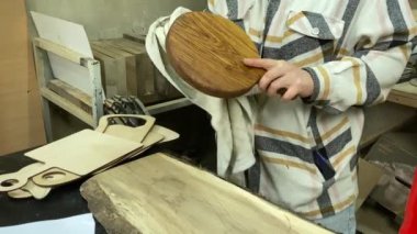 Kadın katılımcı, marangozluk, ahşap atölye. Kapalı alanda ahşap aletlerle çalışan büyüleyici bir zanaatkar. Küçük bir iş. El yapımı üretim. Diy konsepti. Ekipman, arka plandaki malzemeler