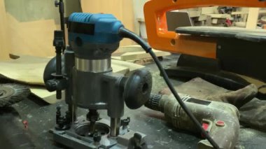 Kadın portre tasarımcısı, marangoz, ahşap atölye. Büyüleyici bayan tasarımcı içeride ahşap malzemeler yapmaya hazırlanıyor. Küçük bir iş. El yapımı üretim. Diy konsepti. Ekipman