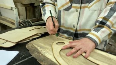 Kadın katılımcı, marangozluk, ahşap atölye. Kapalı alanda ahşap aletlerle çalışan büyüleyici bir zanaatkar. Küçük bir iş. El yapımı üretim. Diy konsepti. Ekipman, arka plandaki malzemeler