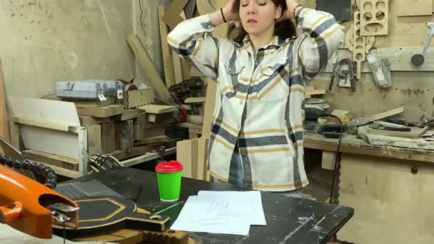 Portret Kobiety Stolarki Stolarka Warsztat Drewniany Urocza Kobieta Projektant Menedżer — Wideo stockowe
