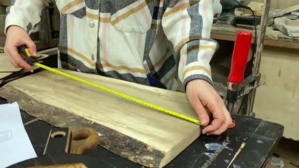 女木匠木匠木工车间有魅力的女工匠在室内使用工具用木料工作 小企业 手工生产 Diy概念 背景材料 — 图库视频影像