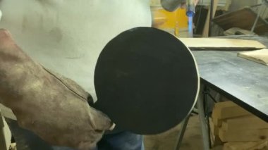Marangozluk, ahşap atölye. İçeride yanmış ahşap malzemeler yapan tanınmayacak kadar yetenekli bir zanaatkar. Küçük bir iş. El yapımı üretim. Diy konsepti. Ekipman, arka plandaki malzemeler
