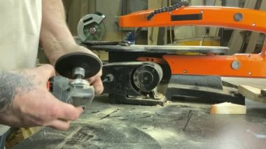 Marangozluk, ahşap atölye. Kapalı alanda iş aletleri kullanarak ahşapla çalışan tanınamaz bir zanaatkar. Küçük bir iş. El yapımı üretim. Diy konsepti. Ekipman, arka plandaki malzemeler