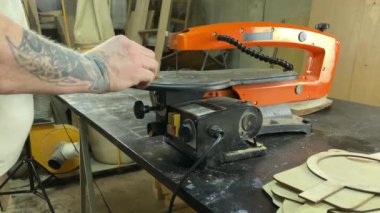 Marangozluk, ahşap atölye. Kapalı alanda iş aletleri kullanarak ahşapla çalışan tanınamaz bir zanaatkar. Küçük bir iş. El yapımı üretim. Diy konsepti. Ekipman, arka plandaki malzemeler