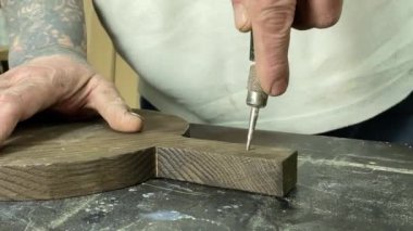 Marangozluk, ahşap atölye. Kapalı alanda iş aletleri kullanarak ahşapla çalışan tanınamaz bir zanaatkar. Küçük bir iş. El yapımı üretim. Diy konsepti. Ekipman, arka plandaki malzemeler