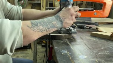 Marangozluk, ahşap atölye. Kapalı alanda iş aletleri kullanarak ahşapla çalışan tanınamaz bir zanaatkar. Küçük bir iş. El yapımı üretim. Diy konsepti. Ekipman, arka plandaki malzemeler