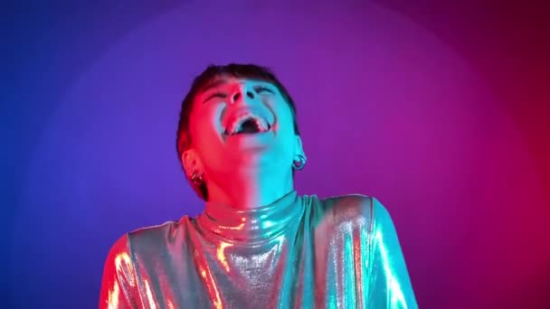 Ritratto Giovane Donna Adulta Ridendo Molto Parlando Illuminazione Neon Chiuso — Video Stock