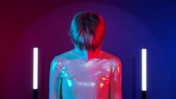 Žena Android Robot Zapíná Syntetickým Umělým Úsměvem Neonovém Osvětlení Uvnitř — Stock video