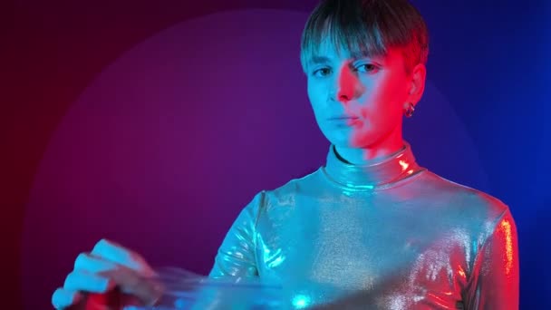 Portret Jonge Volwassen Vrouw Die Pillen Plastic Zak Neon Verlichting — Stockvideo
