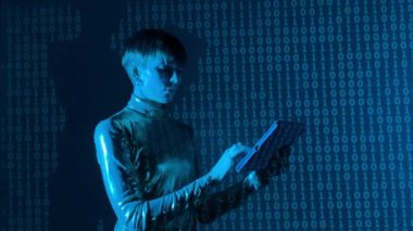 Genç yetişkin kadın kodlayıcı güvenlik sistemini hackliyor, bilgisayar koduyla dijital tablet üzerinde çalışıyor. Kadın silueti animasyon yeşil kod projeksiyonu arka planda. AI, ICT, IT, IOT konsepti