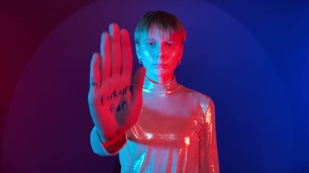 Ung Vuxen Kvinna Visar Handflator Med Skriven Text Framtid För — Stockvideo