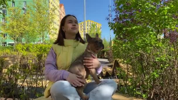 Pokojowa Młoda Kobieta Przyjemnością Spędza Czas Zwierzętami Domowymi Parku Słoneczny — Wideo stockowe