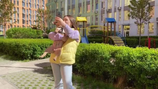 Pozytywny Rodzic Zwierząt Domowych Kobiet Ubraniu Casual Pomocą Smartfona Fotografowanie — Wideo stockowe