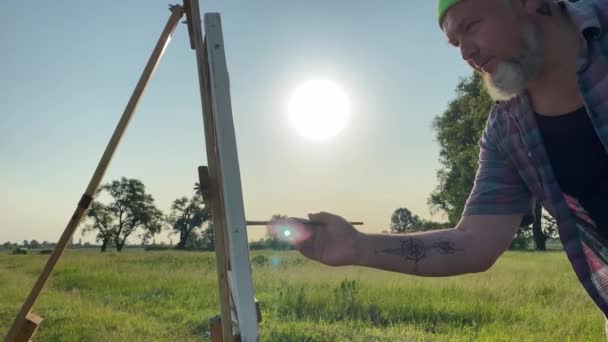 Vue Latérale Artiste Barbu Élégant Avec Tatouage Tableau Peinture Aide — Video