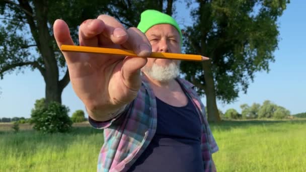 Trendi Érett Művész Ceruzát Használ Mérőrúdként Rajzol Rajzot Szabadban Hajnalban — Stock videók