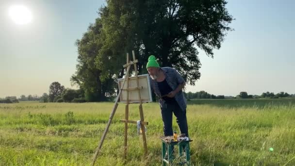 Artis Pria Berjanggut Dewasa Menciptakan Lukisan Minyak Memeriksa Gambar Dengan — Stok Video