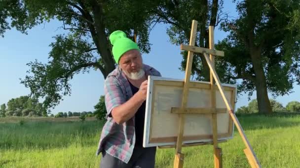 Nadšený Zralý Umělec Vytváří Umělecká Díla Poli Oprašuje Barvou Zkoumající — Stock video