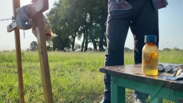 Pedestal Tiro Artista Hombre Mediana Edad Que Trabaja Campo Utilizando — Vídeo de stock