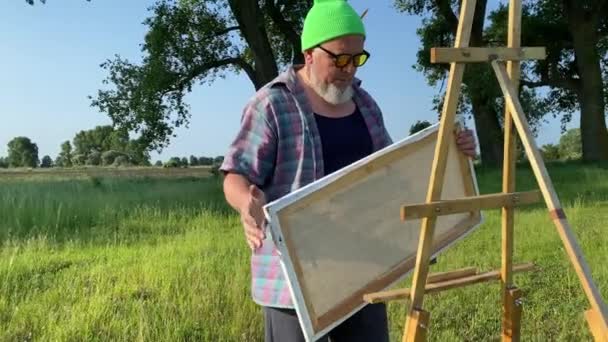 Cool Trendy Volwassen Kunstenaar Man Voor Bereiden Kunstwerk Maken Kijkt — Stockvideo