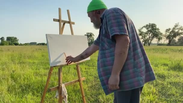 Stijlvolle Volwassen Kunstenaar Tekening Schets Schilderachtig Uitzicht Landschap Werken Het — Stockvideo