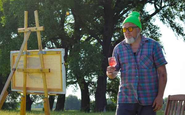 Homme Créatif Envisage Peinture Huile Sur Chevalet Bois Boissons Vin — Photo