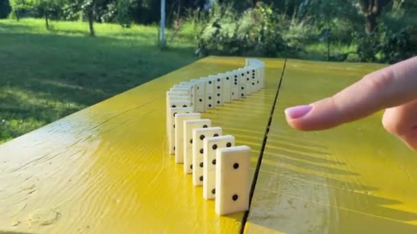 Dominoter Faller Gult Bord Genom Beröring Kvinnlig Hand Orsak Och — Stockvideo