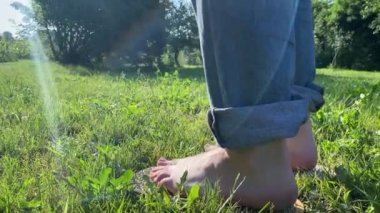Yazın sabah yeşil çimenler üzerinde yapılan meditasyon sırasında Sadhu Nail tahtasında duran tanınmayan erkek ayaklarının yakın çekimi. Yogi adam dışarıda yoga egzersizi yapıyor. Denge kavramı