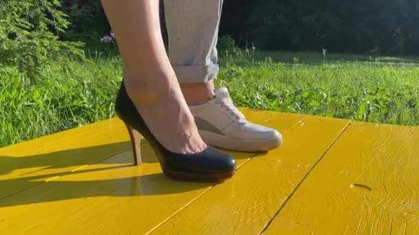 工作生活平衡概念 在日出时 低矮女性站在黄石公园的一半工作鞋上 健康的生活方式选择 商务鞋和运动鞋中的女性腿 — 图库视频影像
