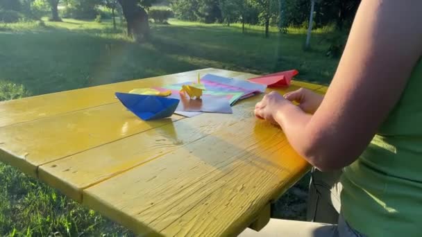 Evenwichtsconcept Serene Vrouw Maakt Origami Zit Aan Gele Tafel Mooie — Stockvideo