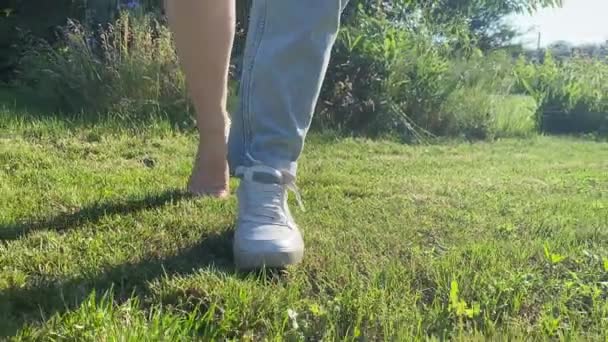 Visão Frontal Seção Baixa Andando Pernas Femininas Meio Descalço Sapato — Vídeo de Stock