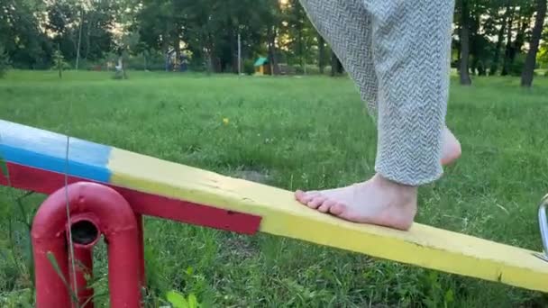 Mujer Descalza Camina Balancín Aire Libre Como Analogía Equilibrar Vida — Vídeo de stock