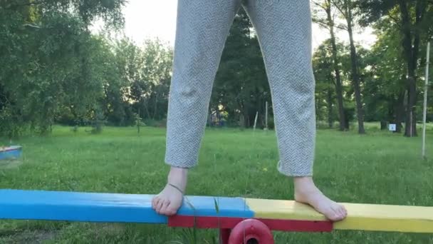 Adorable Mujer Adulta Balanceándose Balancín Aire Libre Atardecer Concepto Equilibrio — Vídeos de Stock