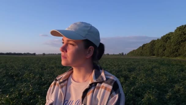 Portrait Femme Agricultrice Visage Profil Regarde Dans Distance Debout Dans — Video