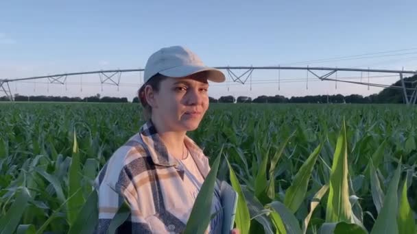 Retrato Mujer Agricultora Para Maizal Mirando Cámara Mira Distancia Sonríe — Vídeos de Stock