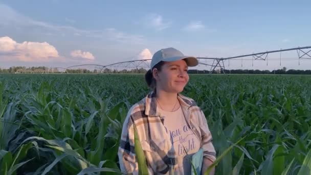 Mujer Agricultora Caminando Hileras Vibrantes Campos Maíz Rostro Femenino Iluminado — Vídeo de stock