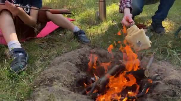 Venkovní Vaření Pomocí Camping Nádobí Lese Základní Věk Chlapec Fouká — Stock video