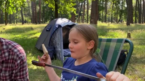 Venkovní Vaření Pomocí Camping Nádobí Lese Krásná Dívka Grilované Jídlo — Stock video
