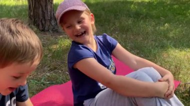 Güneşli bir günde harika bir kamp gezisi. Kapalı kapılar ardında gülen, küçük oğlanla oynaşan, güneşli bir günde babasıyla ormanda vakit geçiren neşeli bir kız.