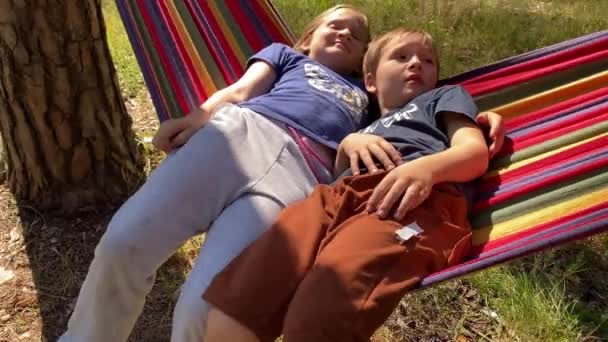 Familiencampingausflug Der Freien Natur Geschwister Pflegen Freundschaft Entspannen Der Hängematte — Stockvideo