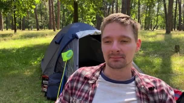 Portræt Ung Voksen Mand Nyder Camping Eventyr Den Store Udendørs – Stock-video