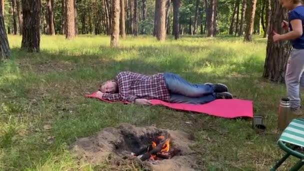 Randonnée Ludique Camping Familial Dans Une Belle Forêt Par Temps — Video